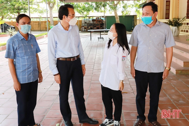 Lãnh đạo huyện Nghi Xuân chúc mừng thủ khoa khối C của Hà Tĩnh