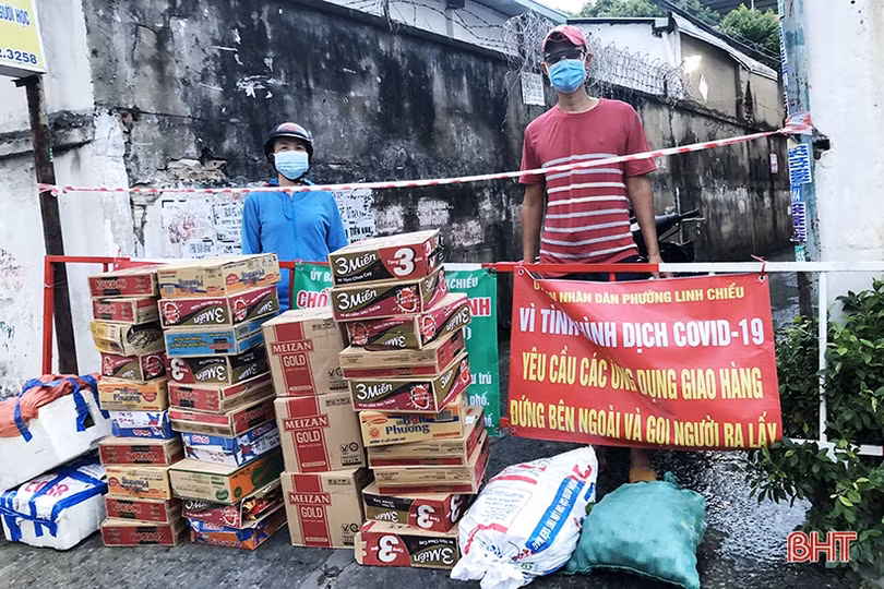 Những món quà nghĩa tình hỗ trợ bà con Hà Tĩnh xa quê ảnh hưởng dịch COVID-19