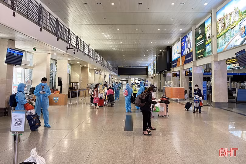 Công dân Hà Tĩnh ở các tỉnh phía Nam ra sân bay Tân Sơn Nhất về quê