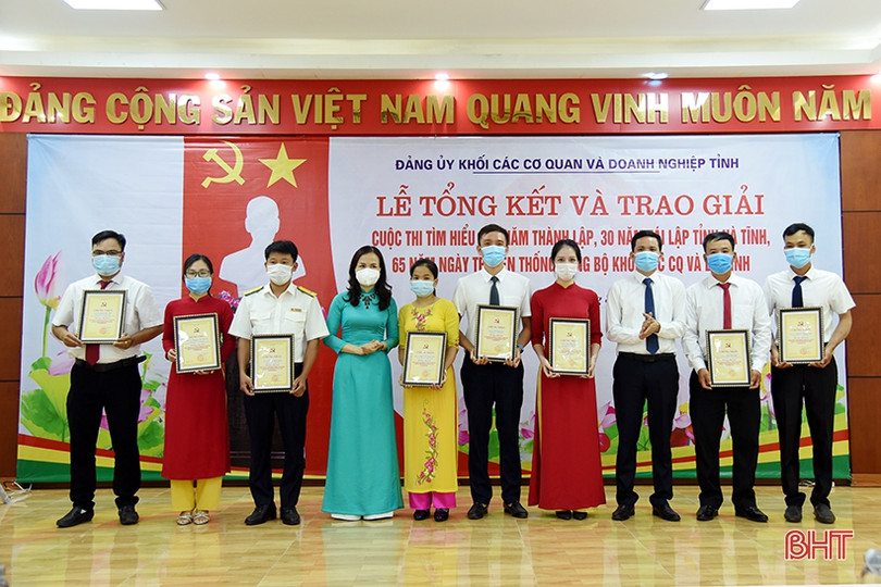 Trao thưởng cuộc thi tìm hiểu 190 năm thành lập, 30 năm tái lập tỉnh và 65 năm ngày truyền thống Đảng bộ Khối CCQ&DN Hà Tĩnh