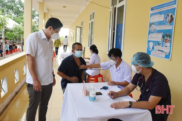 Các địa phương ở Hà Tĩnh tiếp tục tiêm vacxin phòng COVID-19 đợt 4