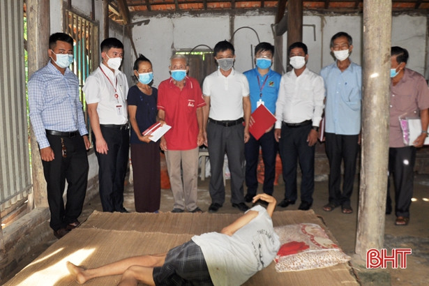 Agribank chi nhánh Hà Tĩnh II tặng quà cho nạn nhân chất độc da cam