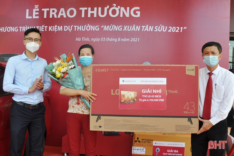 Agribank Chi nhánh tỉnh Hà Tĩnh trao ô tô cho khách hàng trúng thưởng