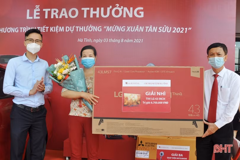 Agribank Chi nhánh tỉnh Hà Tĩnh trao ô tô cho khách hàng trúng thưởng