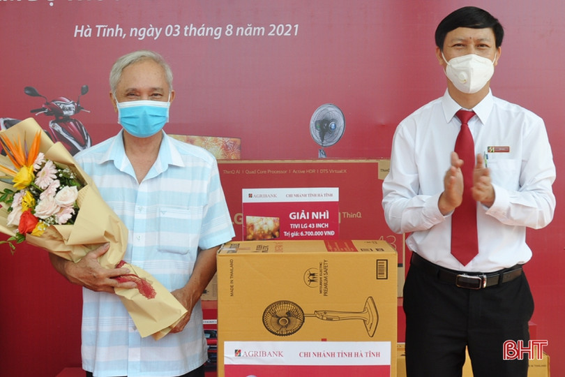 Agribank Chi nhánh tỉnh Hà Tĩnh trao ô tô cho khách hàng trúng thưởng