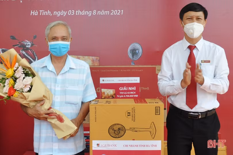 Agribank Chi nhánh tỉnh Hà Tĩnh trao ô tô cho khách hàng trúng thưởng