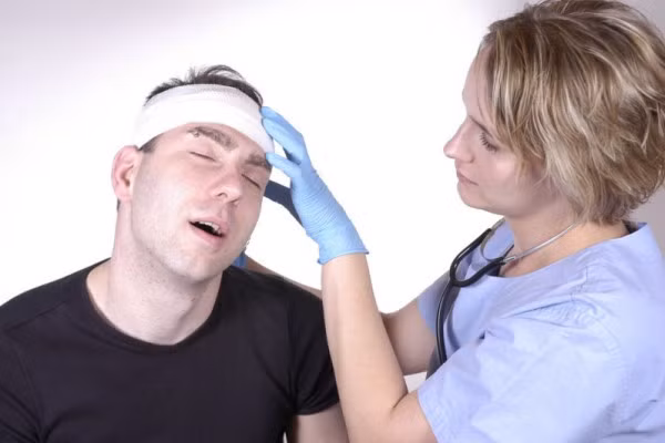 Ù tai kéo dài, triệu chứng bệnh lý cần gặp ngay bác sĩ