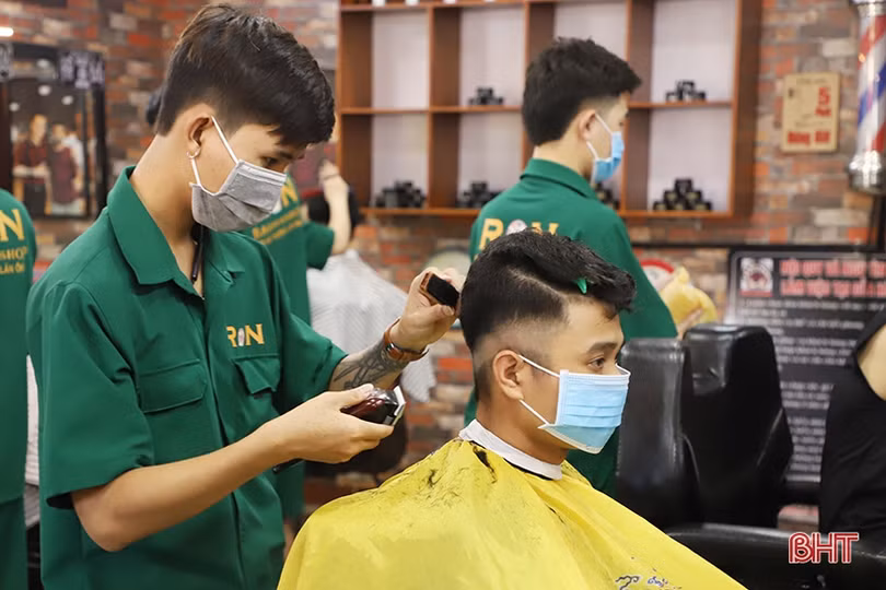 Người dân Hà Tĩnh tranh thủ làm đẹp trước ngày tiệm cắt tóc, nail đóng cửa phòng dịch