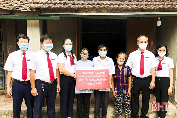 Agribank Đức Thọ hỗ trợ học sinh nghèo viết tiếp ước mơ vào đại học