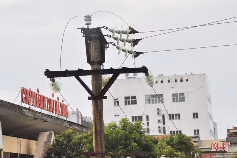 Lưới điện mất an toàn: Ngành điện thúc giục, Ban Quản lý chợ Hà Tĩnh “câu giờ”!