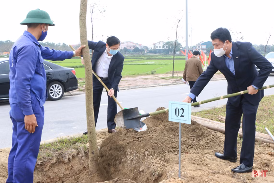 Thường trực Tỉnh ủy Hà Tĩnh tham gia trồng cây đầu năm tại các địa phương