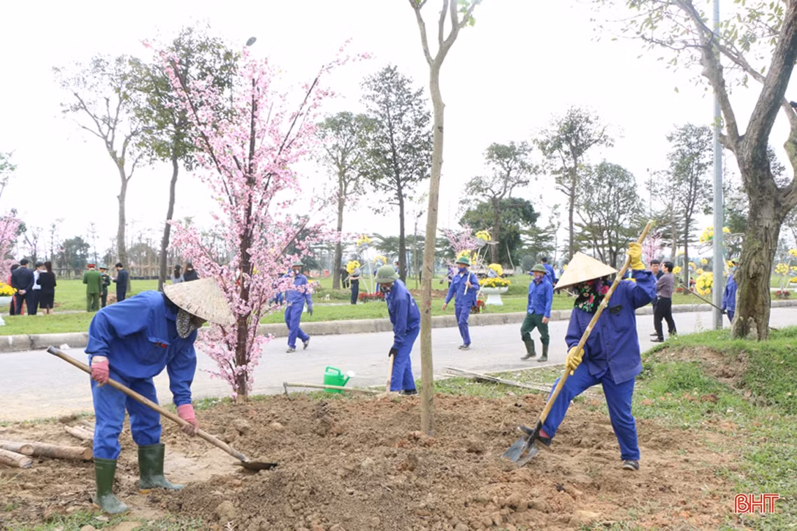 Thường trực Tỉnh ủy Hà Tĩnh tham gia trồng cây đầu năm tại các địa phương