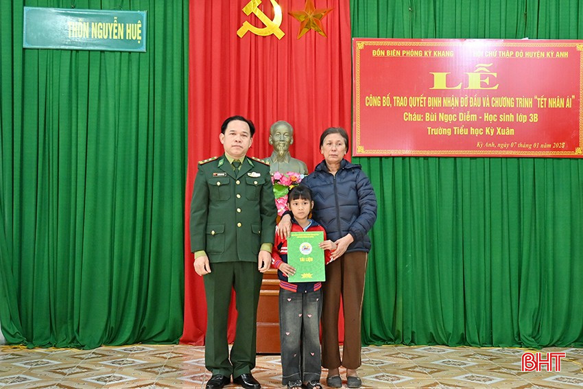 Đồn Biên phòng Kỳ Khang trao số tiền hỗ trợ cháu Bùi Ngọc Diễm hằng tháng. bqbht_br_anh-1.jpg