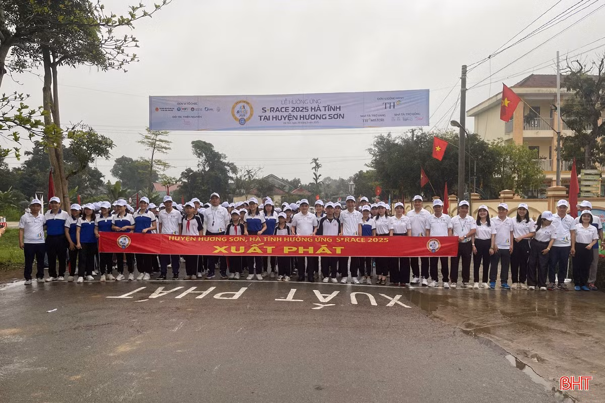 Tham gia giải chạy Học sinh “S-Race 2025” tại huyện Hương Sơn có trên 750 VĐV là học sinh, giáo viên và phụ huynh ở 9 trường học trên địa bàn: Trường THCS Hải Thượng Lãn Ông (Sơn Giang), THCS Trung Phú (Sơn Trung), THCS Phan Đình Phùng (Hàm Trường), Tiểu học Sơn Trường, Tiểu học Sơn Hàm, Tiểu học Sơn Trung, Tiểu học Sơn Phú, Tiểu học Sơn Giang và Tiểu học Sơn Bằng.