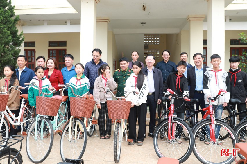 Dịp này, lãnh đạo huyện Hương Sơn trao tặng 30 xe đạp trị giá 54 triệu đồng cho 30 học sinh nghèo có hoàn cảnh khó khăn (10 học sinh tiểu học và 10 học sinh THCS Sơn Tiến; 10 học sinh tiểu học xã Sơn Lễ). Nguồn kinh phí do doanh nghiệp Đào Thanh Anh (người con quê hương Sơn Bằng, đang sinh sống tại TP Hà Nội tài trợ). bqbht_br_img-4428.jpg