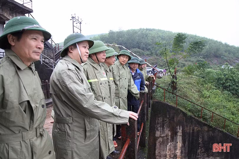 Bộ trưởng Bộ NN&PTNT: Tuyệt đối không chủ quan bởi hoàn lưu bão 13 gây mưa lớn