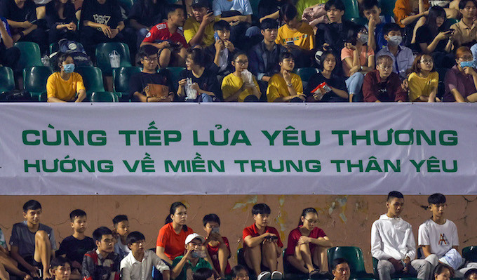 Tuyển thủ Việt Nam và dàn nghệ sỹ tham gia trận cầu thiện nguyện vì miền Trung
