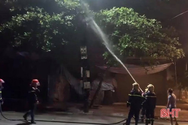 Cột điện cháy rực trong đêm ở thành phố Hà Tĩnh