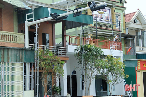 Đèn tín hiệu giao thông “trốn” trong nhà dân ở Nghi Xuân ảnh 1 Đèn tín hiệu giao thông “trốn” trong nhà dân ở Nghi Xuân