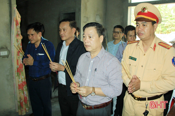 Ban ATGT Hà Tĩnh thăm hỏi, tặng quà nạn nhân tai nạn giao thông