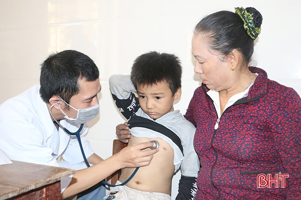 Gần 1.000 người dân Thạch Hà được khám, cấp thuốc miễn phí