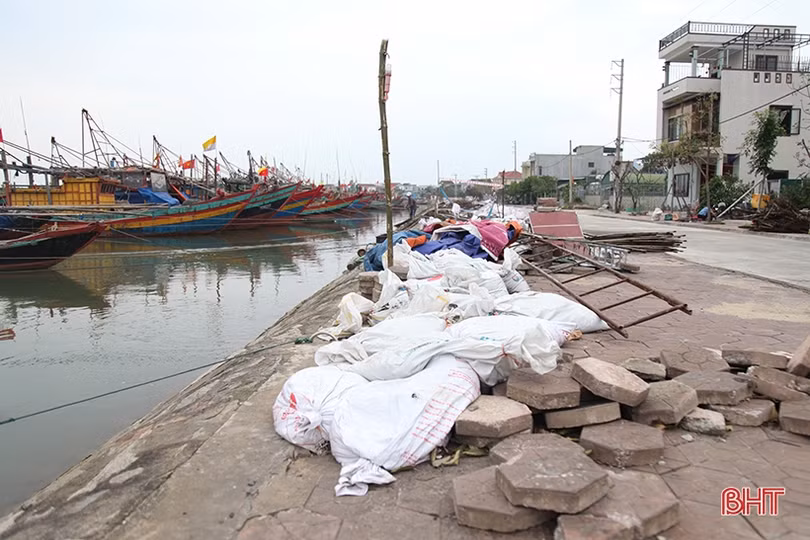 Bờ kè khu neo đậu tránh trú bão ở Hà Tĩnh sụt lún nghiêm trọng