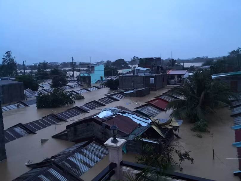 Bão Vamco gây lụt chạm nóc nhà ở Philippines