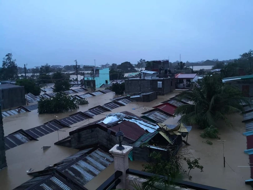 Bão Vamco gây lụt chạm nóc nhà ở Philippines