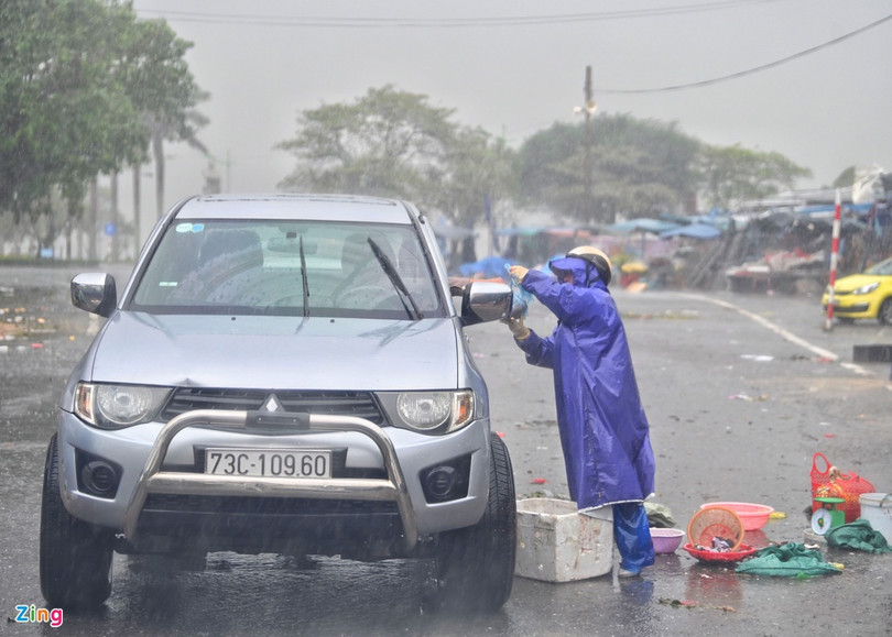 Bệnh viện, trường học tốc mái do bão Vamco
