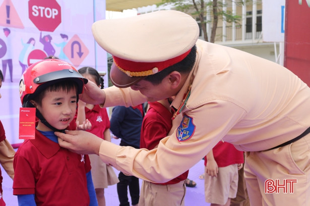 Học sinh tiểu học iSchool Hà Tĩnh hào hứng với “Giao thông an toàn - cứu ngàn sinh mạng”