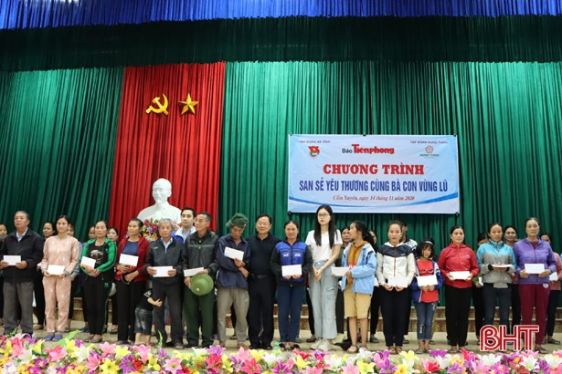 Báo Tiền phong trao 500 triệu đồng cho Nhân dân Cẩm Xuyên