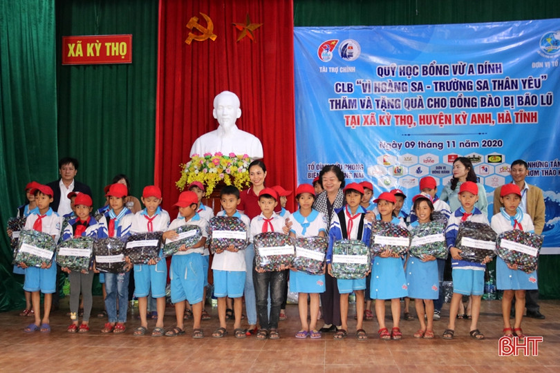 Nguyên Phó Chủ tịch nước Trương Mỹ Hoa thăm hỏi, tặng quà bà con vùng lũ Hà Tĩnh