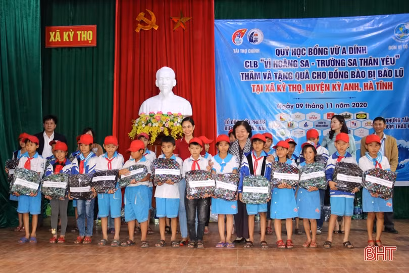 Nguyên Phó Chủ tịch nước Trương Mỹ Hoa thăm hỏi, tặng quà bà con vùng lũ Hà Tĩnh