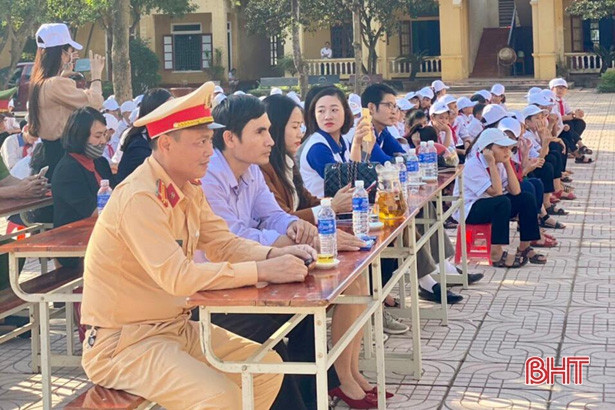 Hơn 400 giáo viên, học sinh Cẩm Xuyên được tuyên truyền về an toàn giao thông