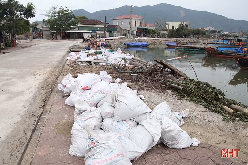 Bờ kè khu neo đậu tránh trú bão ở Hà Tĩnh sụt lún nghiêm trọng