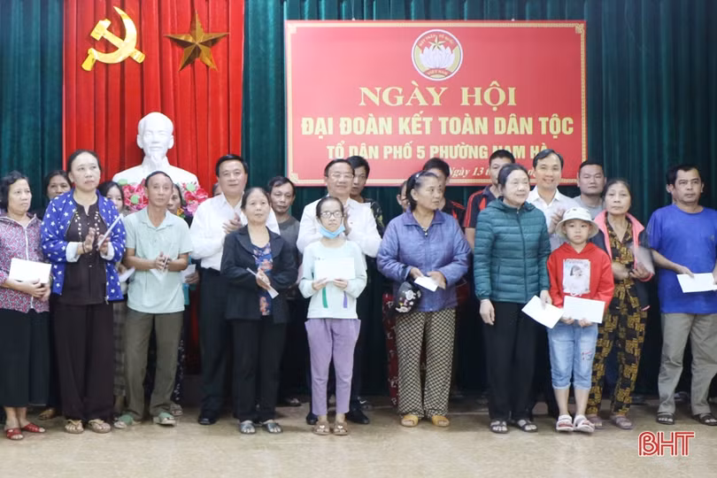Bí thư Trung ương Đảng Nguyễn Xuân Thắng chung vui ngày hội Đại đoàn kết toàn dân ở TP Hà Tĩnh