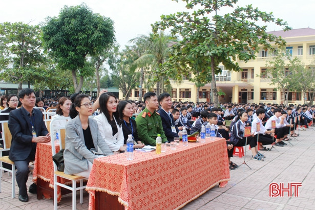 Học sinh Can Lộc được phổ biến kiến thức về di cư an toàn và phòng chống buôn bán người