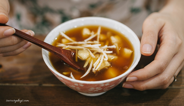 Ấm lòng mùa đông với 4 món chè nóng hổi “vừa thổi vừa ăn”