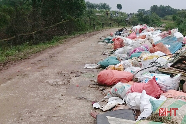 Rác la liệt trên đường liên xã ở Hương Khê
