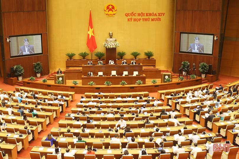 Đại biểu Quốc hội biểu quyết thông qua 4 luật và 2 nghị quyết quan trọng