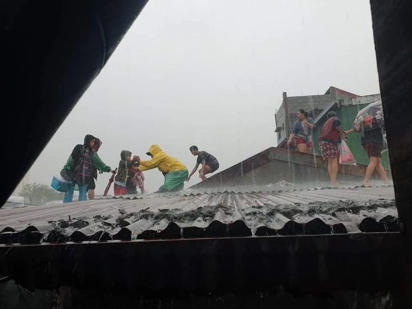 Bão Vamco gây lụt chạm nóc nhà ở Philippines