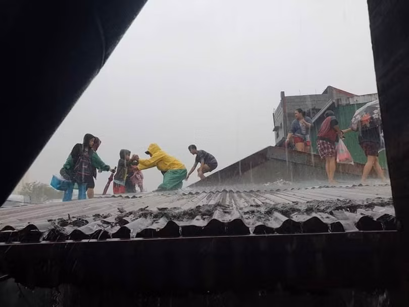 Bão Vamco gây lụt chạm nóc nhà ở Philippines