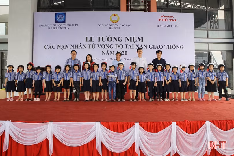 Thầy trò Trường Albert Einstein tưởng niệm nạn nhân tử vong vì TNGT