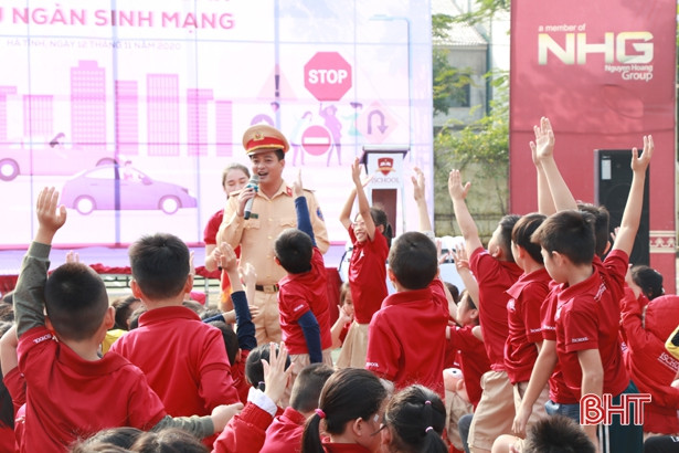 Học sinh tiểu học iSchool Hà Tĩnh hào hứng với “Giao thông an toàn - cứu ngàn sinh mạng”