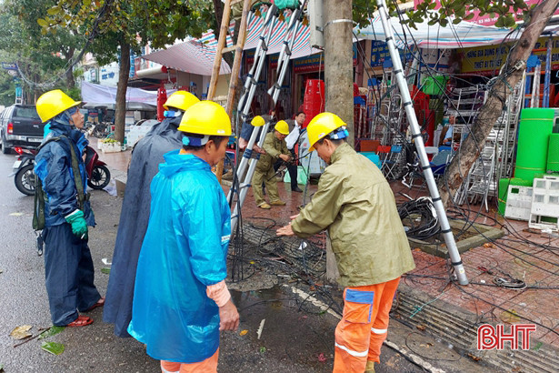 Cấp điện trở lại cho 10 hộ dân bị ảnh hưởng do cháy cột điện ở TP Hà Tĩnh