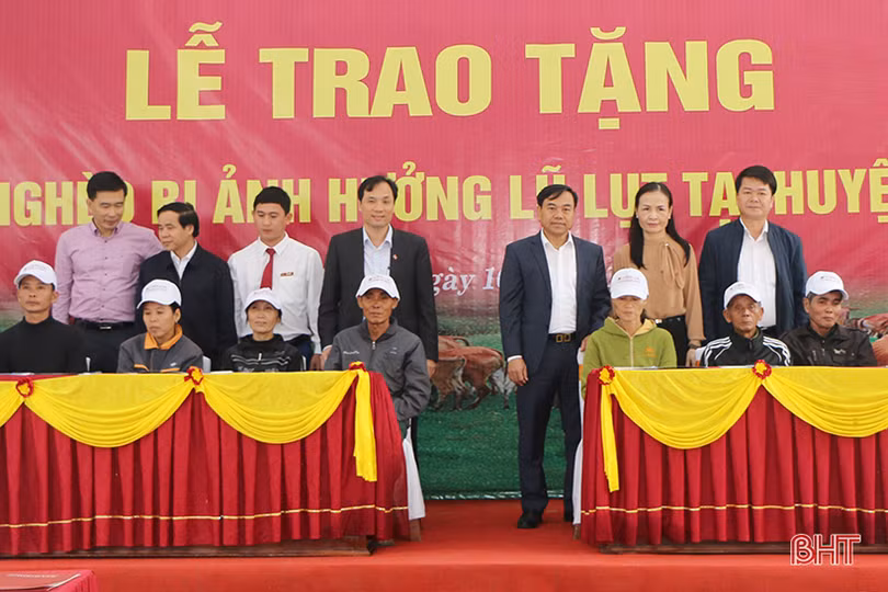 Bí thư Tỉnh ủy dự lễ trao sinh kế giúp hộ nghèo “tâm lũ” Hà Tĩnh khôi phục sản xuất bền vững