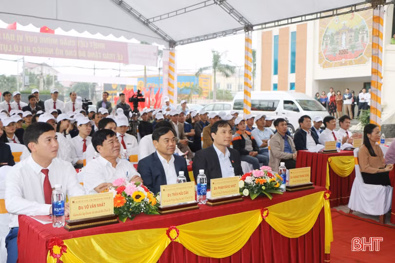 Bí thư Tỉnh ủy dự lễ trao sinh kế giúp hộ nghèo “tâm lũ” Hà Tĩnh khôi phục sản xuất bền vững