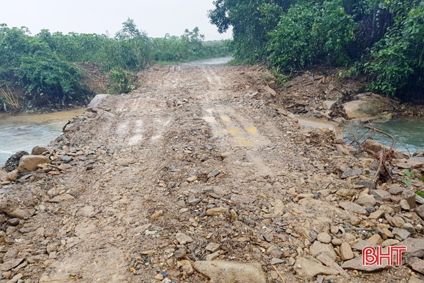 Sau phản ánh của Báo Hà Tĩnh, cầu dân sinh ở TX Kỳ Anh được khắc phục tạm thời để bà con đi lại