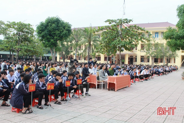Học sinh Can Lộc được phổ biến kiến thức về di cư an toàn và phòng chống buôn bán người