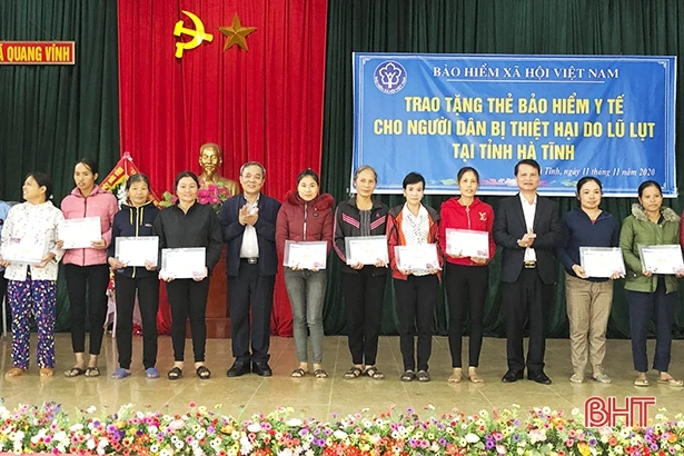 Người dân bị thiệt hại do lũ lụt ở Hà Tĩnh tiếp tục đón nhận sự hỗ trợ từ các tổ chức, đơn vị